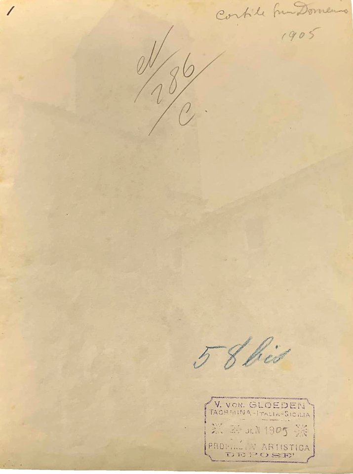 Gloeden, Wilhelm von (1856-1931) - n. 0058 bis verso - Cortile San Domenico. Timbrata. Datata 1905. Cm 17x22. Aste LaRosa
