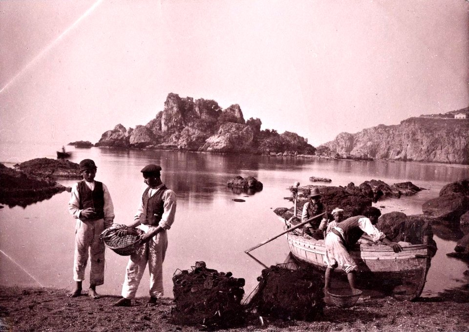 Gloeden, Wilhelm von (1856-1931) - n. 0060 - Pescatori all'Isola Bella