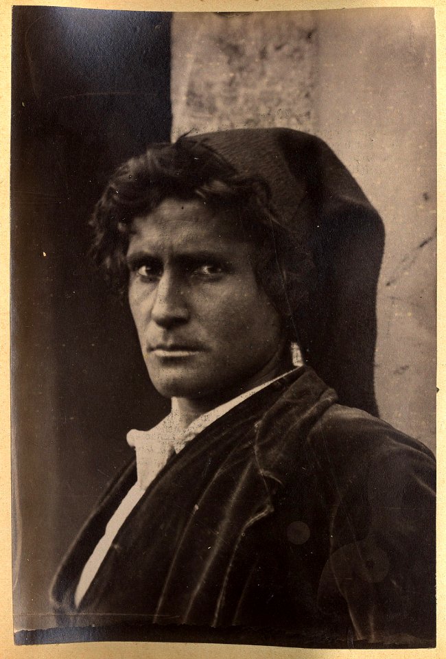 Gloeden, Wilhelm von (1856-1931) - n. 0016 - Siciliano con berretto - da - Sicilia mitica Arcadia - p. 63 & Auch in Arkadien, p. 55