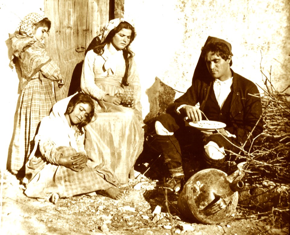 Gloeden, Wilhelm von (1856-1931) - n. 0019 - Sulla soglia - 1880s