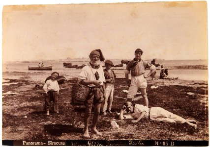 Gloeden, Wilhelm von (1856-1931) - n. 0095 B recto - Panorama - Siracusa photo