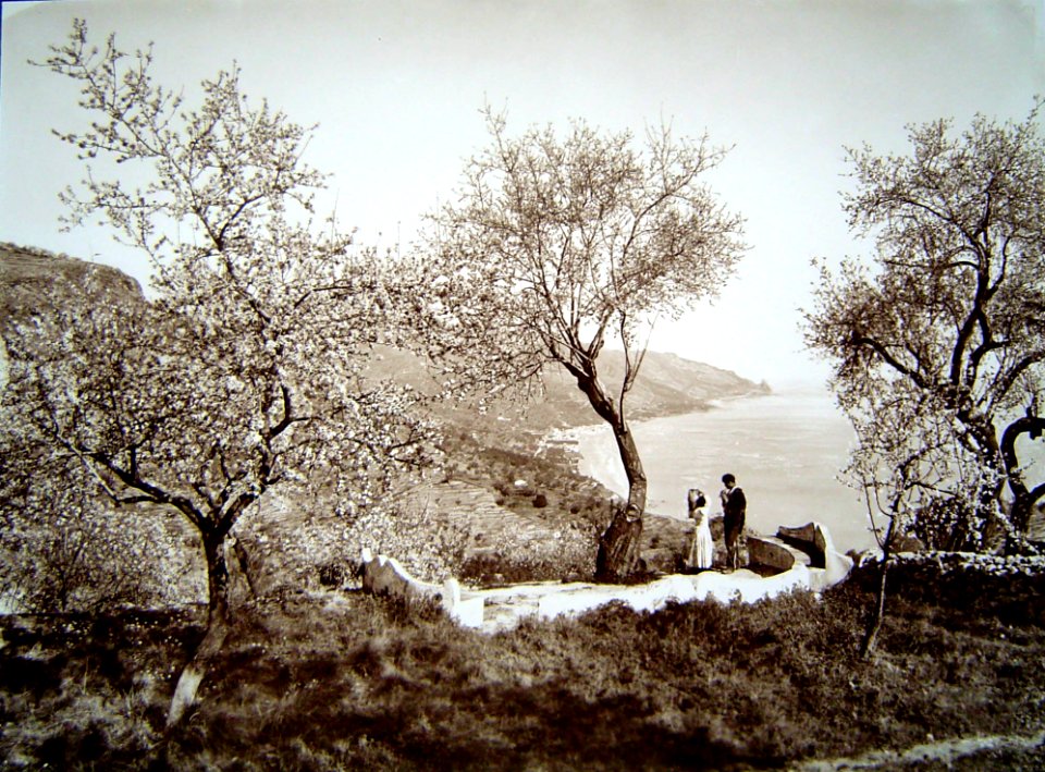 Gloeden, Wilhelm von (1856-1931) - n. 0041 - Panorama della costa taorminese, 1900 ca