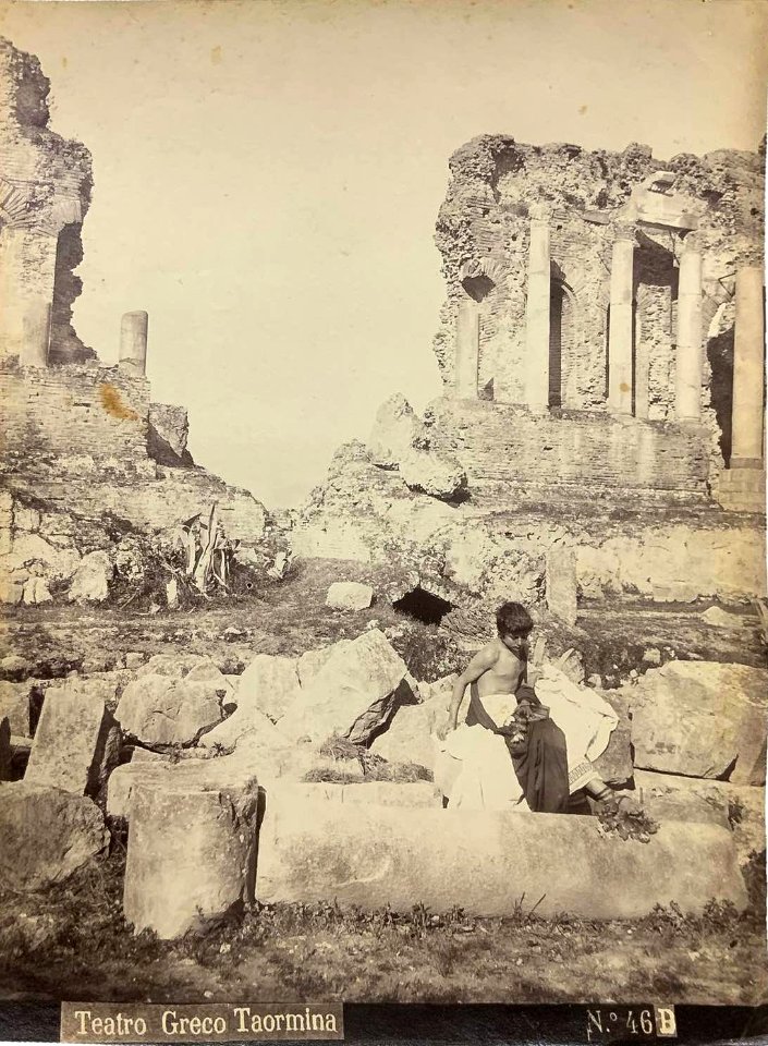 Gloeden, Wilhelm von (1856-1931) - n. 0046 B - Teatro greco di Taormina