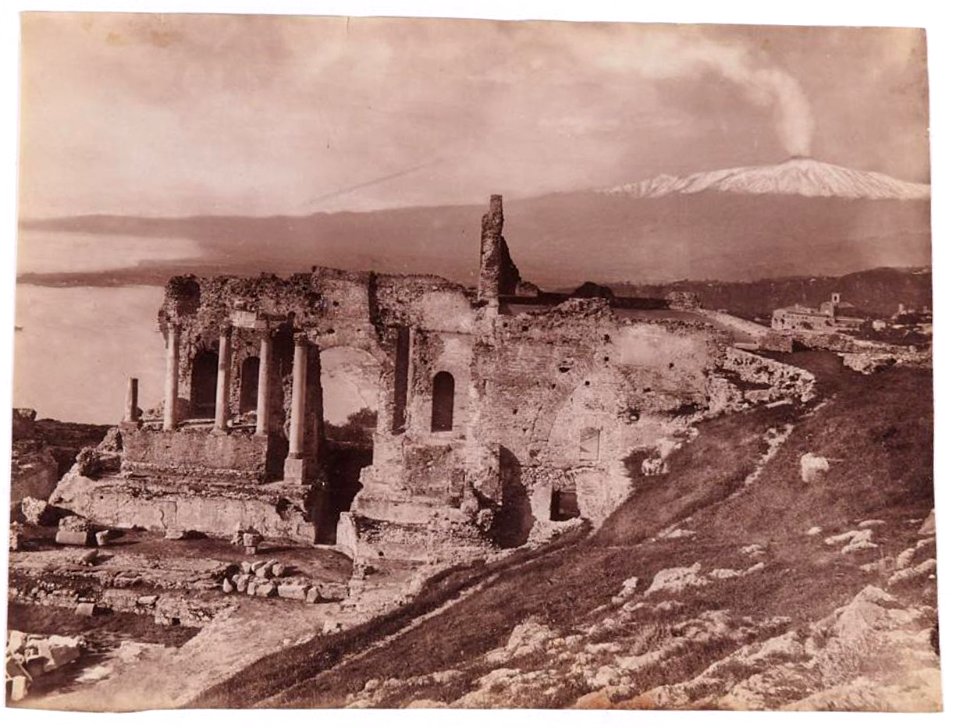 Gloeden, Wilhelm von (1856-1931) - n. 0050 recto - Teatro Greco