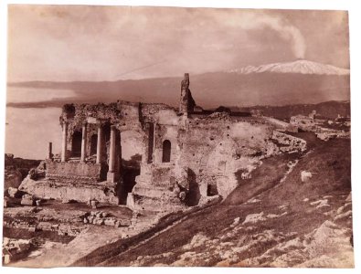 Gloeden, Wilhelm von (1856-1931) - n. 0050 recto - Teatro Greco