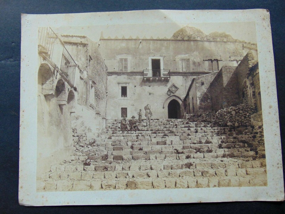 Gloeden, Wilhelm von (1856-1931) - n. 0054 recto - Palazzo Ciampoli - Timbrata, cm 18x24