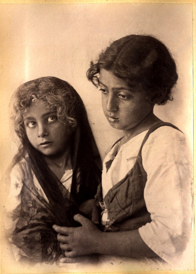 Gloeden, Wilhelm von (1856-1931) - n. 0056 - Capri - Bambine - Galerie Bessange - Beautés siciliennes, p. 113