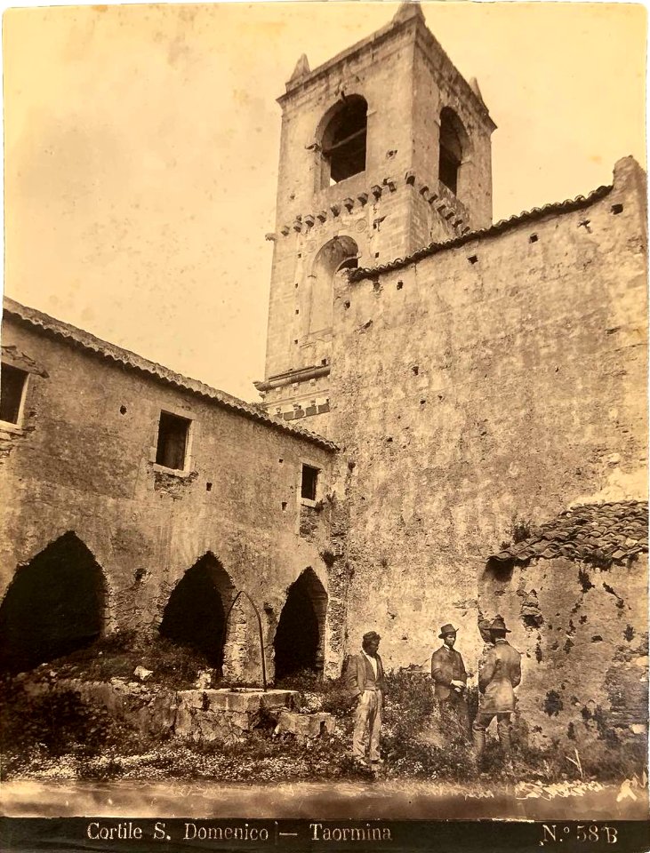 Gloeden, Wilhelm von (1856-1931) - n. 0058 bis recto - Cortile San Domenico. Timbrata. Datata 1905. Cm 17x22. Aste LaRosa