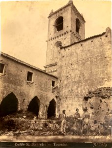 Gloeden, Wilhelm von (1856-1931) - n. 0058 bis recto - Cortile San Domenico. Timbrata. Datata 1905. Cm 17x22. Aste LaRosa