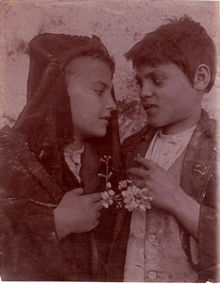 Gloeden, Wilhelm von (1856-1931) - n. 0155 recto - Bambino con fiori di mandorlo