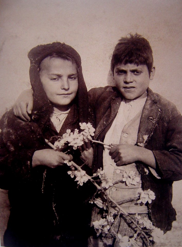 Gloeden, Wilhelm von (1856-1931) - n. 0167 recto - Bambini con fiori di mandorlo - da - Sicilia mitica Arcadia - p. 59