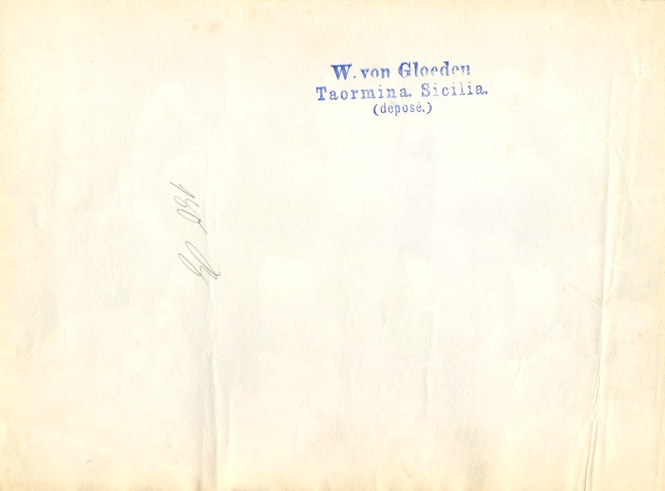Gloeden, Wilhelm von (1856-1931) - n. 0180 B verso - Il pozzo del San Domenico, Taormina - Millon auctions