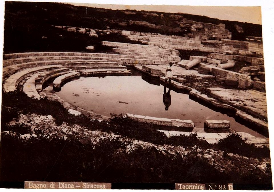 Gloeden, Wilhelm von (1856-1931) - n. 0083 B recto - Bagno di Diana - Siracusa