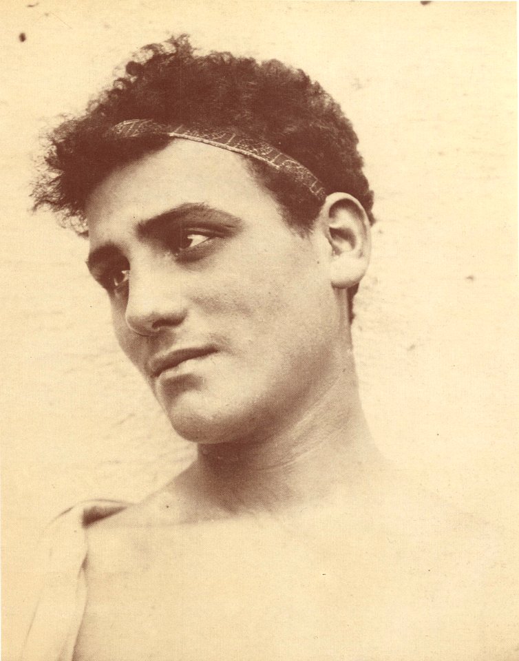 Gloeden, Wilhelm von (1856-1931) - n. 0091 - Ritratto di giovane
