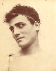 Gloeden, Wilhelm von (1856-1931) - n. 0091 - Ritratto di giovane