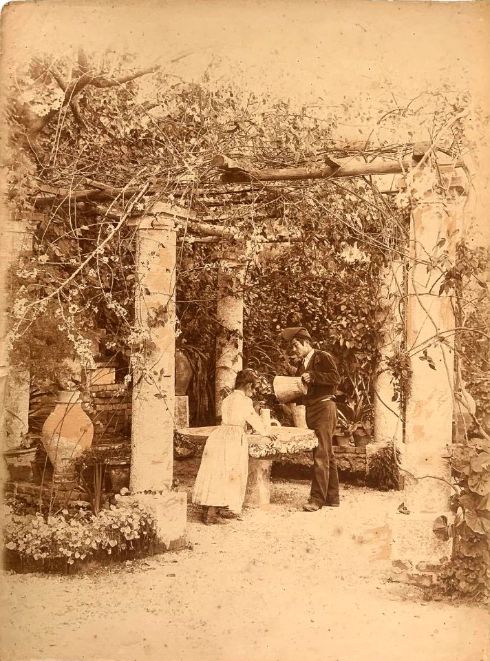 Gloeden, Wilhelm von (1856-1931) - n. 0192 recto - Ragazzo e ragazza sotto un pergolato. Aste LaRosa
