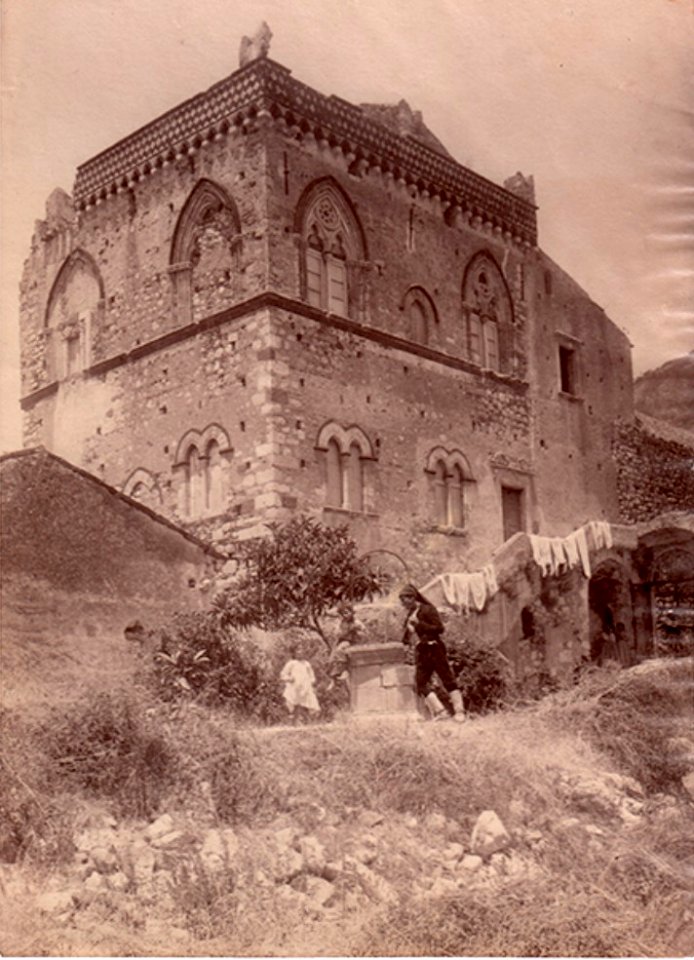 Gloeden, Wilhelm von (1856-1931) - n. 0548 - Palazzo dei duchi di Santo Stefano (Taormina)