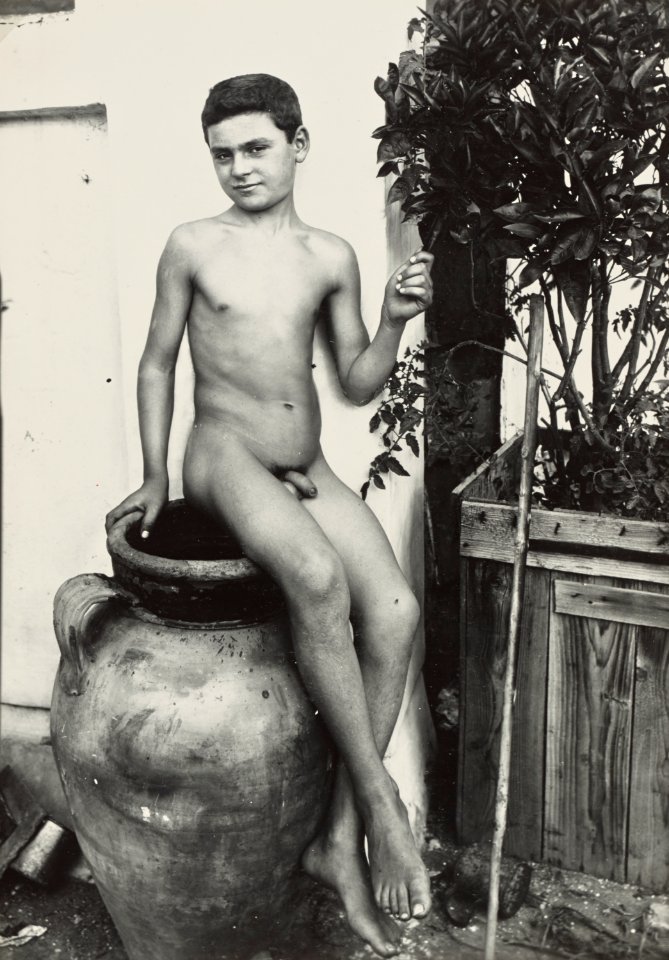 Gloeden, Wilhelm von (1856-1931) - n. 0614 - Cm 21,1×14,8 - Getty Museum