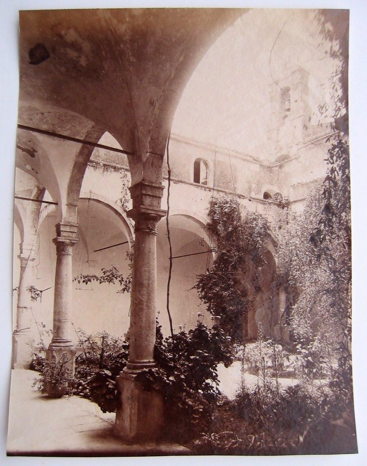 Gloeden, Wilhelm von (1856-1931) - n. 0196 recto - Cortile pensione Caterina, by Giovanni Crupi - cm 15x20
