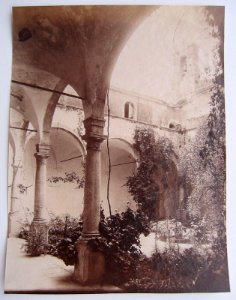 Gloeden, Wilhelm von (1856-1931) - n. 0196 recto - Cortile pensione Caterina, by Giovanni Crupi - cm 15x20
