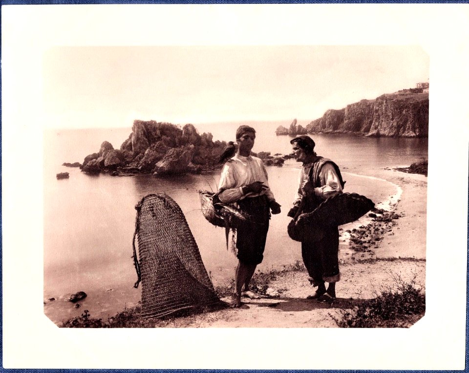 Gloeden, Wilhelm von (1856-1931) - n. 0383 -Taormina - Isola Bella e Capo Mazzarò - Sehnsucht p. 24