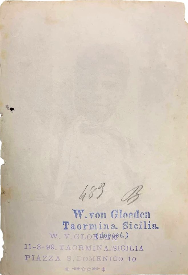 Gloeden, Wilhelm von (1856-1931) - n. 0483 B verso. Cm 11,5x17. Timbrata. Aste LaRosa