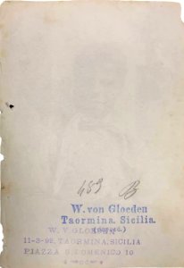 Gloeden, Wilhelm von (1856-1931) - n. 0483 B verso. Cm 11,5x17. Timbrata. Aste LaRosa