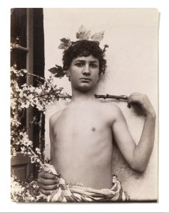 Gloeden, Wilhelm von (1856-1931) - n. 0937 - Piccolo imperatore - da - Gallo, p.14