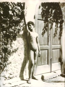 Gloeden, Wilhelm von (1856-1931) - n. 1167 - da - Amore e arte, p. 53 e - da - Auch ich in Arkadien, p. 166