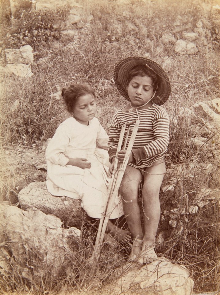 Gloeden, Wilhelm von (1856-1931) - n. 0892 - Bimbo con stampella - Deponirt 1 Aug 1900