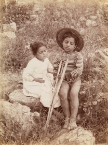 Gloeden, Wilhelm von (1856-1931) - n. 0892 - Bimbo con stampella - Deponirt 1 Aug 1900