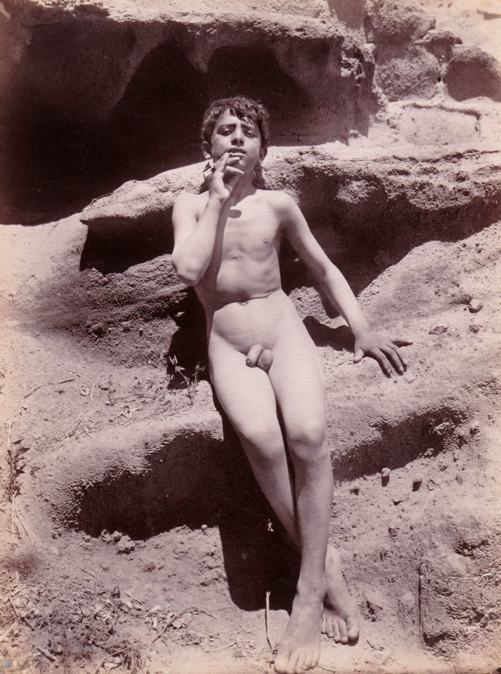 Gloeden, Wilhelm von (1856-1931) - n. 0932 - Deposé 28 Feb 1904 - ex Texbraun Collection, Galerie David Guiraud, Paris - recto