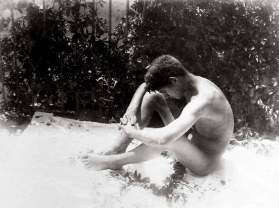 Gloeden, Wilhelm von (1856-1931) - n. 0658 - Ragazzo seduto
