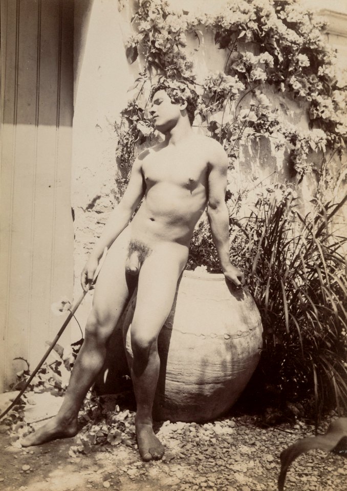 Gloeden, Wilhelm von (1856-1931) - n. 0690 - Ragazzo con giara - da - Paradis sicilien p. 21