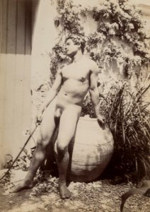 Gloeden, Wilhelm von (1856-1931) - n. 0690 - Ragazzo con giara - da - Paradis sicilien p. 21