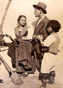 Gloeden, Wilhelm von (1856-1931) - n. 1000 verso - Famiglia contadina di Orsogna - Timbrata. Deponirt Dez. 1900. Cm 11x15. (4)