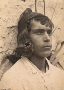 Gloeden, Wilhelm von (1856-1931) - n. 1015 recto - Ragazzo abruzzese - Timbrata. Cm 11x16