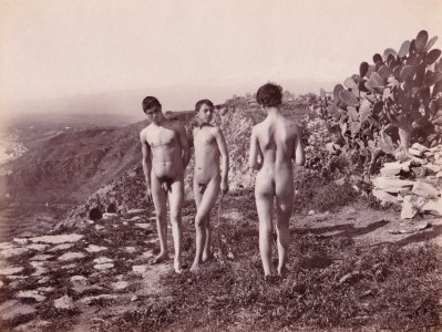 Gloeden, Wilhelm von (1856-1931) - n. 0976 - Deposé 7 12 1905 - ex Texbraun Collection, Galerie David Guiraud, Paris - recto