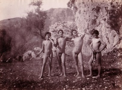 Gloeden, Wilhelm von (1856-1931) - n. 1171 - Four nude boys in nature - 07-12-1905 - ex Texbraun Collection, Galerie David Guiraud, Paris-recto