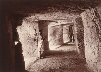 Gloeden, Wilhelm von (1856-1931) - n. 1573 - Siracusa, Castello Eurialo - da - Paradis sicilien p. 40, datato 1903