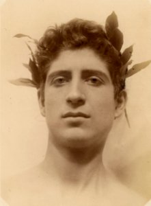 Gloeden, Wilhelm von (1856-1931) - n. 1537 - Junger Mann mit Lorbeerkranz (Zeno Fotografie)