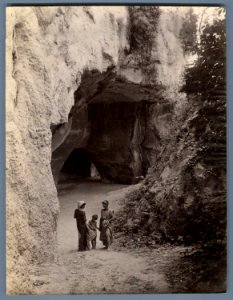 Gloeden, Wilhelm von (1856-1931) - n. 1562 - Latomie dei cordai, Siracusa - da - Paradis sicilien p. 41, datato 1903