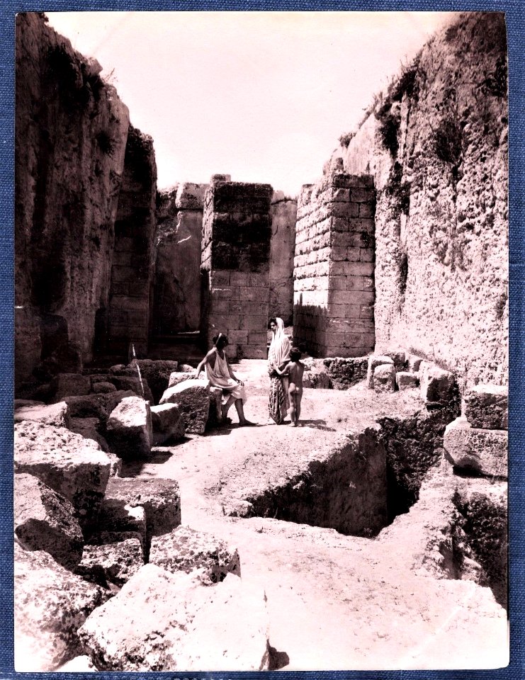 Gloeden, Wilhelm von (1856-1931) - n. 1576 recto - Siracusa, fossato del Castello Eurialo