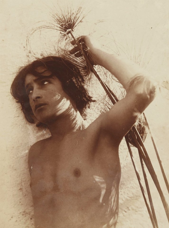Gloeden, Wilhelm von (1856-1931) - n. 1595 recto - Ragazzo con papiro - cm 22 x 16,2 - Christie's