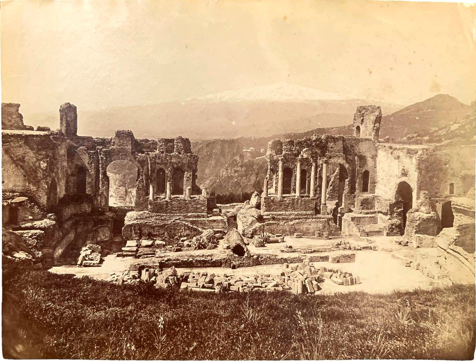Gloeden, Wilhelm von (1856-1931) - n. 2298 recto. Teatro Greco. Cm 17x22. Aste LaRosa