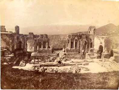 Gloeden, Wilhelm von (1856-1931) - n. 2298 recto. Teatro Greco. Cm 17x22. Aste LaRosa