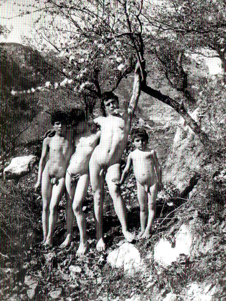 Gloeden, Wilhelm von (1856-1931) - n. 1424 - Auch ich in Arkadien, p. 18 - mm 179 x 239