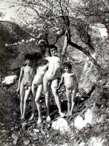 Gloeden, Wilhelm von (1856-1931) - n. 1424 - Auch ich in Arkadien, p. 18 - mm 179 x 239