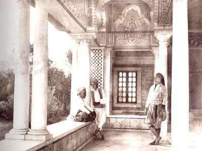Gloeden, Wilhelm von (1856-1931) - n. 2556 - Tunisi - Porticato moresco - Sehnsucht p. 115