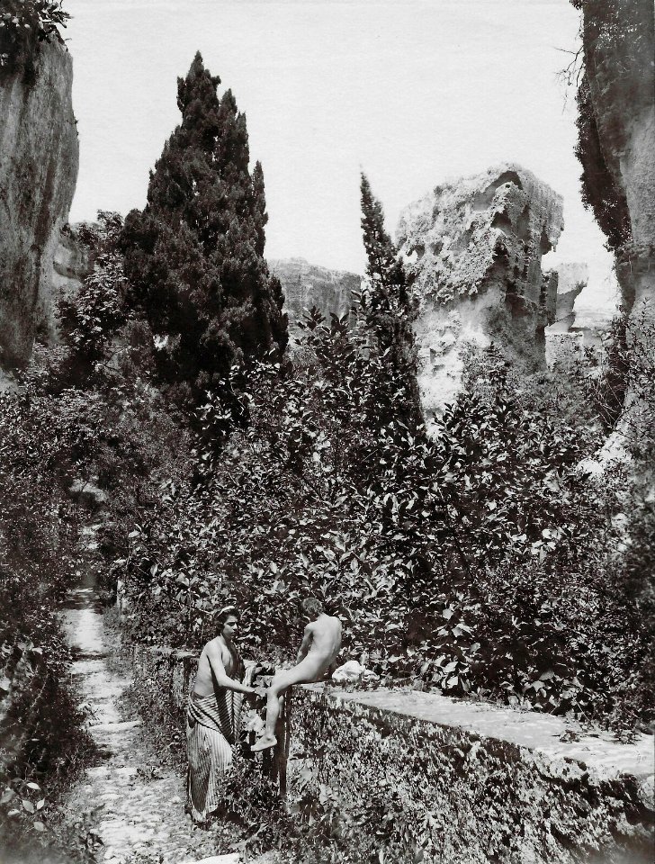Gloeden, Wilhelm von (1856-1931) - n. 1564 - Sentiero dei Cappuccini a Siracusa - da - Paradis sicilien p. 22 - Timbrato 1903